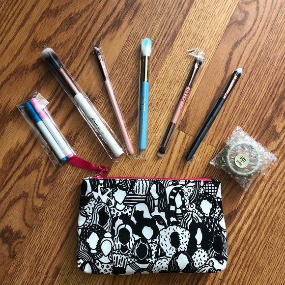 ipsy Other - Silhouettes Cosmetic Case & Brush Bundle